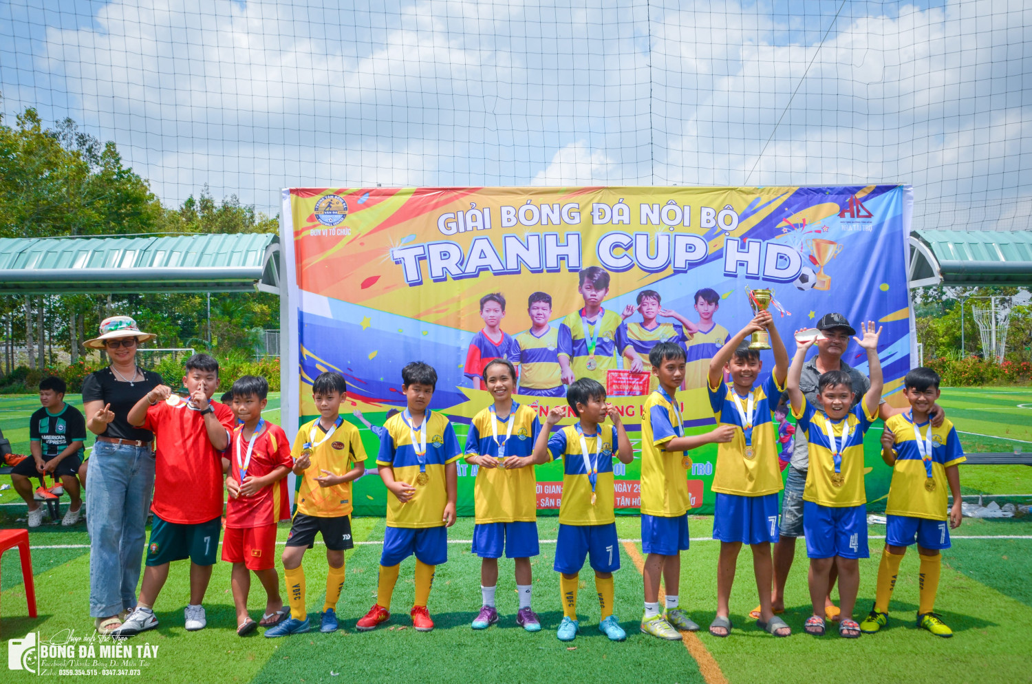 Trao giải thưởng cho các đội giải nhất trong Giải bóng đá nội bộ – Tranh Cup HD